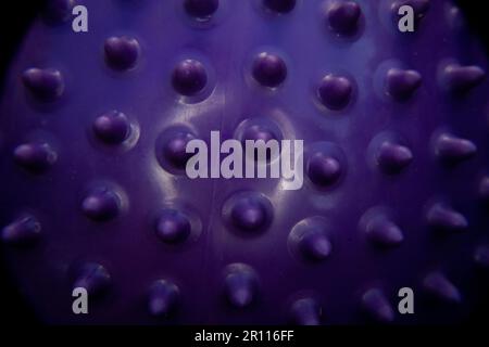 Macro gros plan de la texture de la boule sensorielle à pointes violettes avec espace de copie, Macro photographie de la boule sensorielle pourpre d'un enfant qui peut être utilisée t Banque D'Images