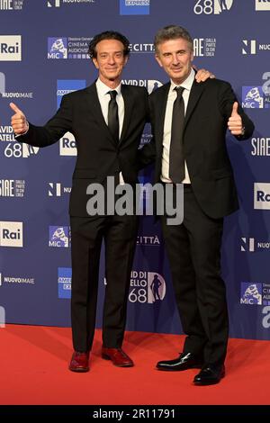 Rome, Italie. 10th mai 2023. Salvo Ficarra (L) et Valentino Picone (R) assistent au tapis rouge de Premi Davide di Donatello 2023 aux studios Cinecittà Lumina. Crédit : SOPA Images Limited/Alamy Live News Banque D'Images
