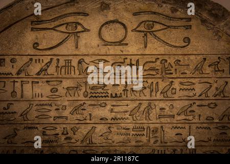 Hiéroglyphe égyptien sur le calcaire, 1500-1200 av. Banque D'Images