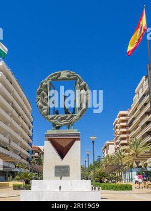 MARBELLA, ANDALOUSIE/ESPAGNE - MAI 4 : sculptures garçons et fenêtres d'Eduardo Soriano à Marbella Espagne sur 4 mai 2014. Personnes non identifiées Banque D'Images