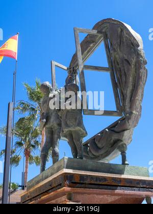 MARBELLA, ANDALUCIA/ESPAGNE - MAI 4 : sculpture de garçons et de fenêtres par Eduardo Soriano à Marbella Espagne le 4 mai 2014 Banque D'Images