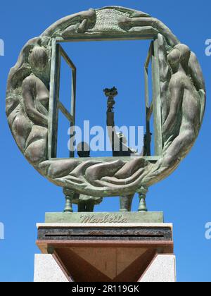 MARBELLA, ANDALUCIA/ESPAGNE - MAI 4 : sculpture de garçons et de fenêtres par Eduardo Soriano à Marbella Espagne le 4 mai 2014 Banque D'Images