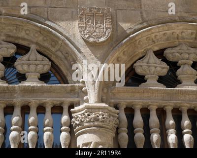 GRENADE, ANDALOUSIE, ESPAGNE - MAI 7 : armoiries sur l'extérieur de la cathédrale de Grenade, Andalousie, Espagne sur 7 mai 2014 Banque D'Images