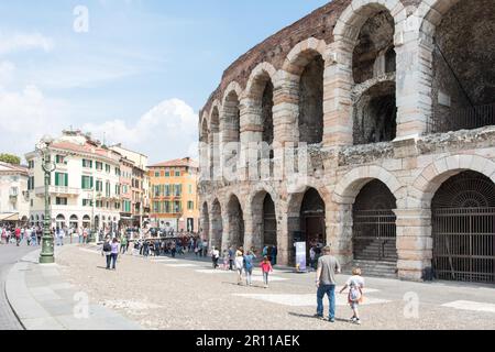 VÉRONE, ITALIE, AVRIL 23 : touristes dans l'arène de Vérone, Italie, 23 avril 2014. L'amphithéâtre pourrait accueillir plus de 30 000 spectateurs dans l'ancienne Banque D'Images