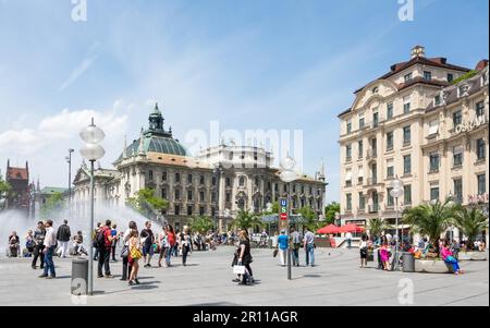 MUNICH, ALLEMAGNE, JUIN 4: Touristes dans la zone piétonne de Munich, Allemagne sur 4 juin 2014. Munich est la plus grande ville de Bavière avec près de 100 Banque D'Images