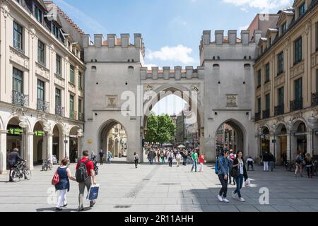 MUNICH, ALLEMAGNE, JUIN 4: Touristes dans la zone piétonne de Munich, Allemagne sur 4 juin 2014. Munich est la plus grande ville de Bavière avec près de 100 Banque D'Images