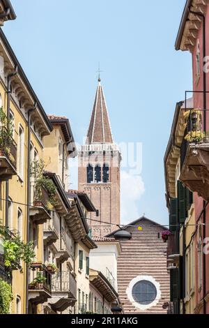 Allay à Vérone avec vue sur l'église Sant Anastasia Banque D'Images