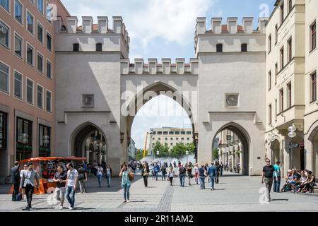 MUNICH, ALLEMAGNE, JUIN 4: Touristes dans la zone piétonne de Munich, Allemagne sur 4 juin 2014. Munich est la plus grande ville de Bavière avec près de 100 Banque D'Images