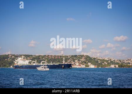 Pont Fatih Sultan Mehmet deuxième pont à Istanbul, Bosphore avec un magnifique cargo Banque D'Images