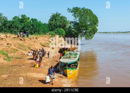 Ferry pour passagers à Belo sur Tsiribihina, Morondava, province de Toliara, Madagascar Banque D'Images