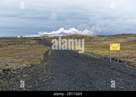 Signe de danger, site de production de sel, zone géothermique Gunnuhver, près de Grindavik, Islande du Sud, Islande Banque D'Images