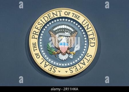 Valhalla, États-Unis. 10th mai 2023. Sceau du Président des États-Unis apposé sur le podium lors d'un événement au SUNY Westchester Community College de Valhalla, New York. ÉTATS-UNIS Le président Joe Biden a dénoncé mercredi les réductions de dépenses exigées par les Républicains comme étant « délimitées », en présentant son argument dans un discours de campagne aux électeurs alors que les législateurs se réunissaient à Washington pour augmenter le plafond d'emprunt du gouvernement afin d'éviter une catastrophe potentielle pour les États-Unis Crédit : SOPA Images Limited/Alamy Live News Banque D'Images