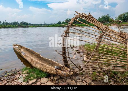 Panier de pêche de la tribu Wagenya, Kisangani, fleuve Congo, RD Congo Banque D'Images