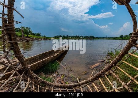 Panier de pêche de la tribu Wagenya, Kisangani, fleuve Congo, RD Congo Banque D'Images