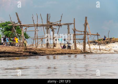 Trépieds en bois avec paniers attachés, tribu Wagenya, Kisangani, fleuve Congo, RD Congo Banque D'Images