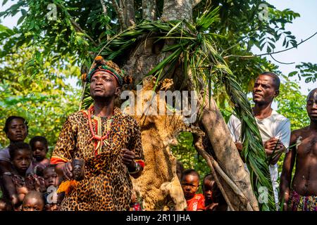 Chef tribal de la tribu Yaka, Mbandane, Congo Banque D'Images