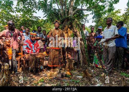 Chef tribal de la tribu Yaka, Mbandane, Congo Banque D'Images