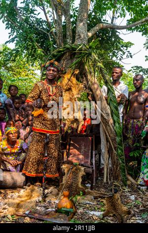 Chef tribal de la tribu Yaka, Mbandane, Congo Banque D'Images