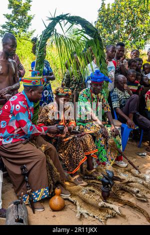 Chef tribal de la tribu Yaka, Mbandane, Congo Banque D'Images