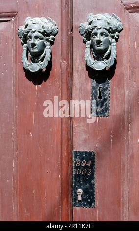 Ancienne porte de knocker, laiton antique, patine, Ayvalik, Cunda, Balikesir, Turquie Banque D'Images