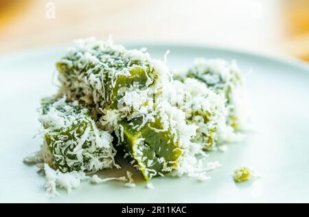 Gros plan sur un menu traditionnel thaïlandais de desserts sains appelé Poon Kanom Piak ou pâte collante et douce au goût de Pandanus, combiné avec du coconu frais Banque D'Images