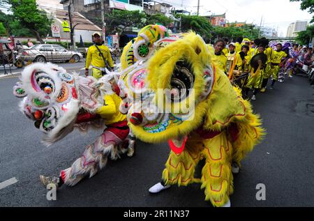 Une parade colorée le long de Charoen Nakhon Rd à Bangkok, en Thaïlande. Banque D'Images