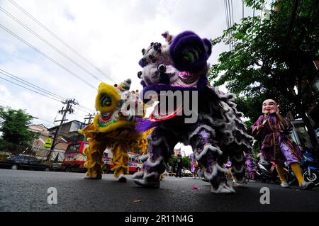 Une parade colorée le long de Charoen Nakhon Rd à Bangkok, en Thaïlande. Banque D'Images