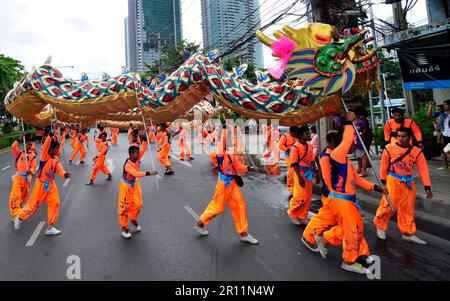 Une parade colorée le long de Charoen Nakhon Rd à Bangkok, en Thaïlande. Banque D'Images