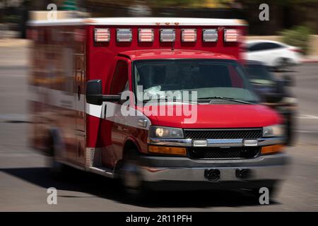 Mouvement de jour vue floue d'une course d'ambulance à la scène d'une urgence. Banque D'Images