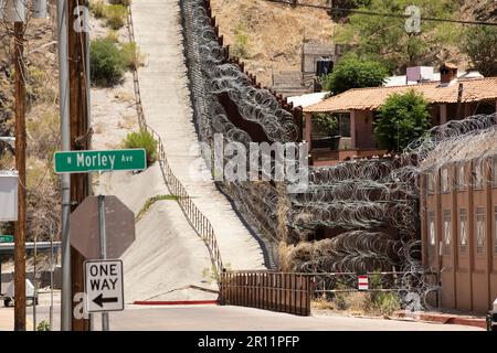 Vue de jour sur le mur fortifié de la frontière avec le Mexique qui traverse le centre-ville de Nogales, Arizona, États-Unis. Banque D'Images