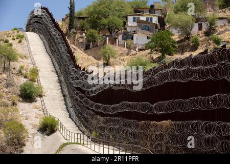 Vue de jour sur le mur fortifié de la frontière avec le Mexique qui traverse le centre-ville de Nogales, Arizona, États-Unis. Banque D'Images