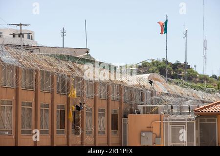 Vue de jour sur le mur fortifié de la frontière avec le Mexique qui traverse le centre-ville de Nogales, Arizona, États-Unis. Banque D'Images