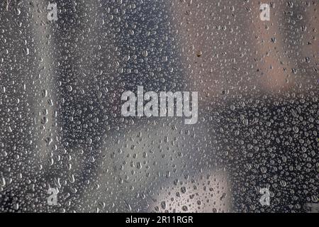 gouttes d'eau sur une fenêtre en verre après la pluie comme arrière-plan Banque D'Images