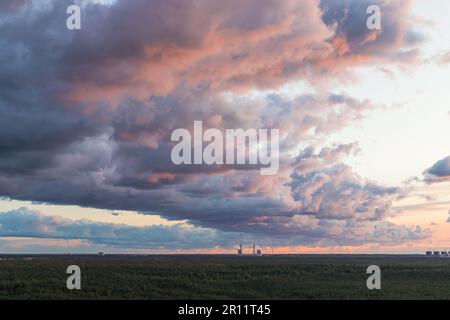 Contexte : la nature étonnante et spectaculaire moody rose, violet et bleu ciel coucher de soleil nuageux tourné à la verticale. Banque D'Images