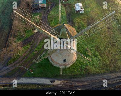 Le moulin à vent de Kunhegyes, situé en Hongrie, ce moulin à vent traditionnel en bois est haut dans la campagne, symbolisant l'héritag agricole de la région Banque D'Images