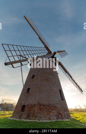 Le moulin à vent de Kunhegyes, situé en Hongrie, ce moulin à vent traditionnel en bois est haut dans la campagne, symbolisant l'héritag agricole de la région Banque D'Images