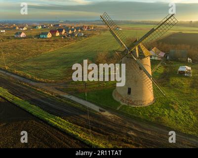 Le moulin à vent de Kunhegyes, situé en Hongrie, ce moulin à vent traditionnel en bois est haut dans la campagne, symbolisant l'héritag agricole de la région Banque D'Images