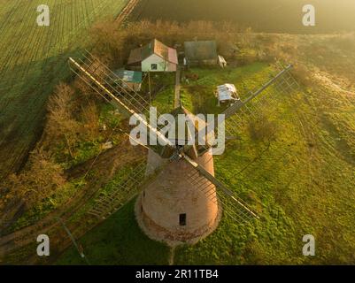 Le moulin à vent de Kunhegyes, situé en Hongrie, ce moulin à vent traditionnel en bois est haut dans la campagne, symbolisant l'héritag agricole de la région Banque D'Images