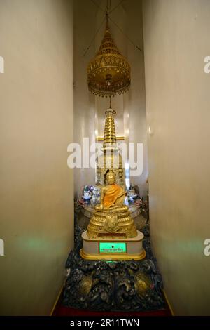 Une icône de Bouddha à l'intérieur du temple au sommet du Mont d'Or à Wat Saket, Bangkok, Thaïlande. Banque D'Images