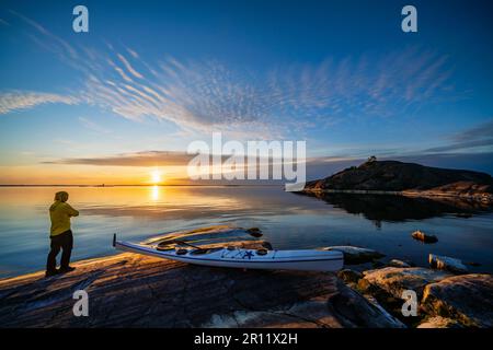 Lever de soleil sur l'île de Ryssklobben, Inkoo, Finlande Banque D'Images