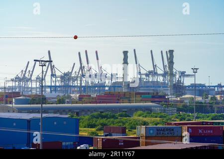 Haïfa, Israël - 06 mai 2023 : vue sur les installations portuaires, avec vue sur la ville, dans la baie de Haïfa, Israël Banque D'Images