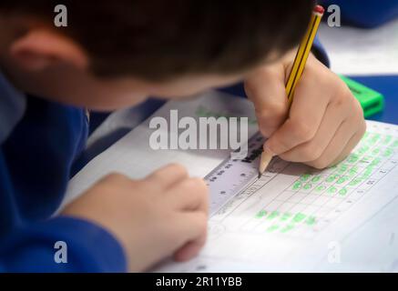 Photo du dossier datée du 27/11/19 d'un enfant en classe de l'an 5 dans une école primaire. Les partisans de la lutte contre la pauvreté ont exhorté le gouvernement écossais à ne pas revenir sur un soutien vital pour répondre au coût de la journée scolaire. Banque D'Images