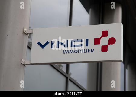 Bordeaux , Aquitaine France - 05 09 2023 : logo Vinci immobilier marque et texte signe sur le bureau de l'agence immobilière française développement ce Banque D'Images