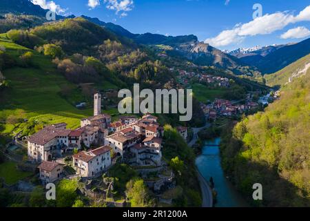 Vue aérienne du vieux village de Cornello dei Tasso, Camerata Cornello, province de Bergame, vallée de Brembana, Lombardie, Italie, Europe. Banque D'Images