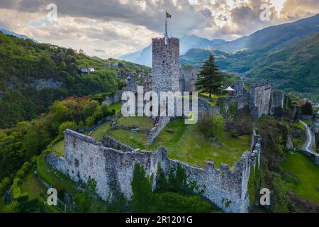 Vue aérienne des ruines antiques du château de Breno. Province de Brescia, vallée de Valcamonica, Lombardie, Italie, Europe. Banque D'Images