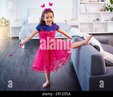 Qui a dit que les fairys n'existent pas. Photo en longueur d'une adorable petite fille vêtue comme une fée montrant ses mouvements de ballet à la maison. Banque D'Images