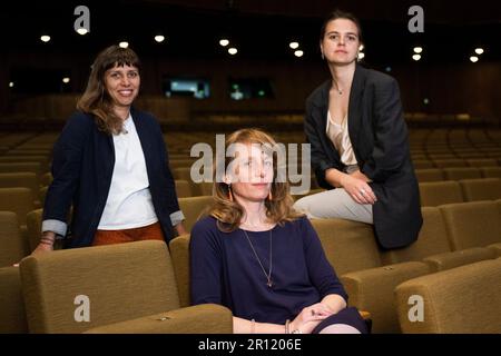 Berlin, Allemagne. 03rd mai 2023. Les directeurs du Berlin Theatertreffen 2023 Joanna Nuckowska (l-r), Carolin Hochleichter et Olena Apchel sont assis dans une salle de la Haus der Berliner Festspiele. (À dpa: 'Gestion de Theatertreffen: La scène culturelle se rétablit lentement') Credit: Christophe Gateau/dpa/Alay Live News Banque D'Images