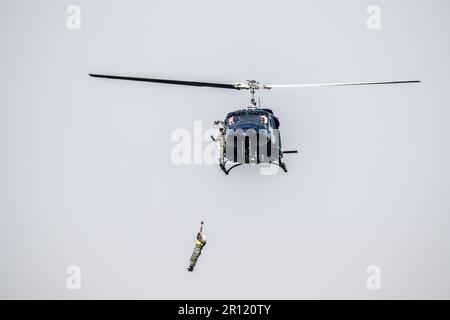 Photo des forces militaires spéciales du Bangladesh provenant d'hélicoptères par entraînement rapide à la corde. Banque D'Images