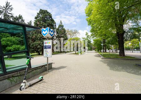 Sofia, Bulgarie. Mai 2023. vue sur l'entrée d'une station de métro dans le centre-ville Banque D'Images