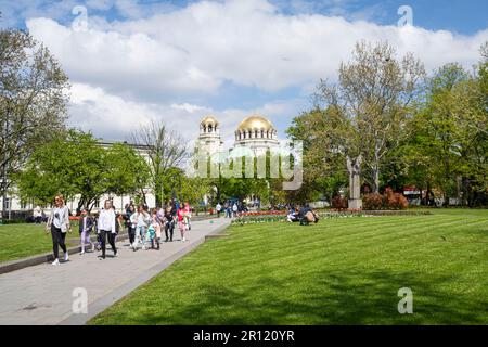 Sofia, Bulgarie. Mai 2023. St. Kl. Les jardins d'Ohridski avec les dômes de la cathédrale Alexandre Nevsky en arrière-plan Banque D'Images